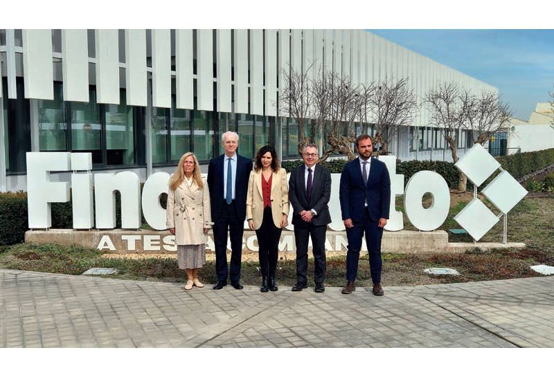 Directivos de Tesya y Finanzauto con Isabel Díaz Ayuso durante la visita a las nuevas instalaciones de Finanzauto en Arganda, Madrid.