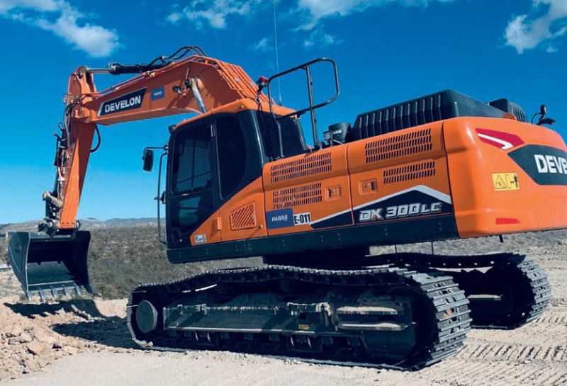 Excavadora Develon DX300LC-7 en las obras ferroviarias Murcia-Almería